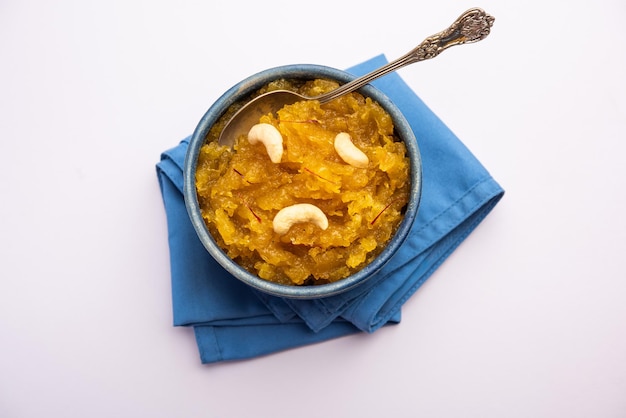 Kashi halwa 또는 kasi halva는 Ash Gourd 또는 흰색 호박 또는 카두를 사용하여 만든 Karnataka의 고전적이고 전통적인 디저트 중 하나입니다.