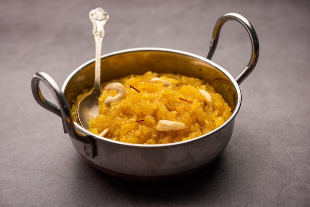 Kashi halwa of kasi halva is een van de klassieke en traditionele desserts van Karnataka gemaakt met Ash Gourd of witte pompoen of kaddu