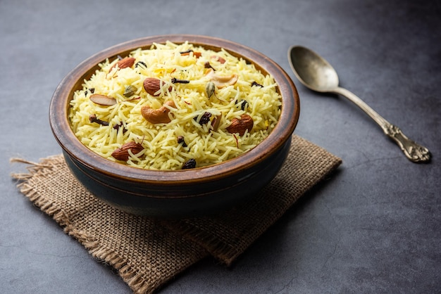 Foto kashmiri zoete modur pulao gemaakt van rijst gekookt met suikerwater op smaak gebracht met saffraan en droog fruit