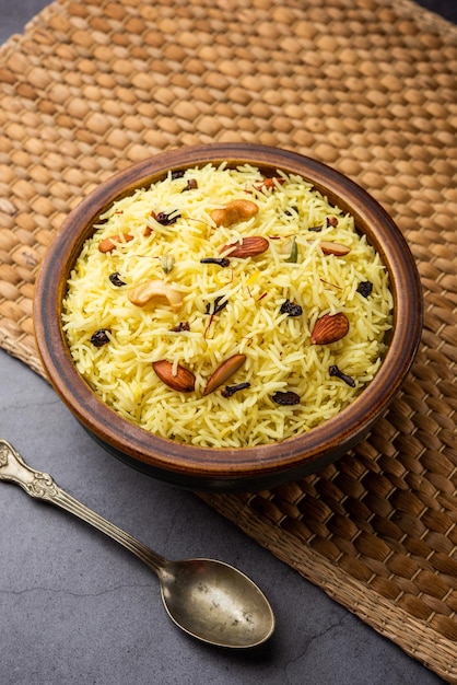 Foto kashmiri zoete modur pulao gemaakt van rijst gekookt met suikerwater op smaak gebracht met saffraan en droog fruit