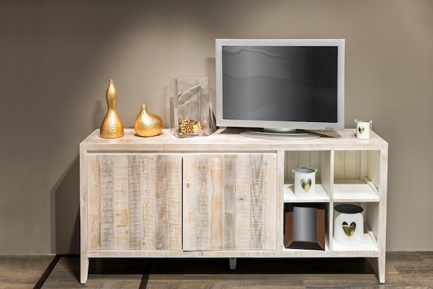 Kast met tv en decoraties