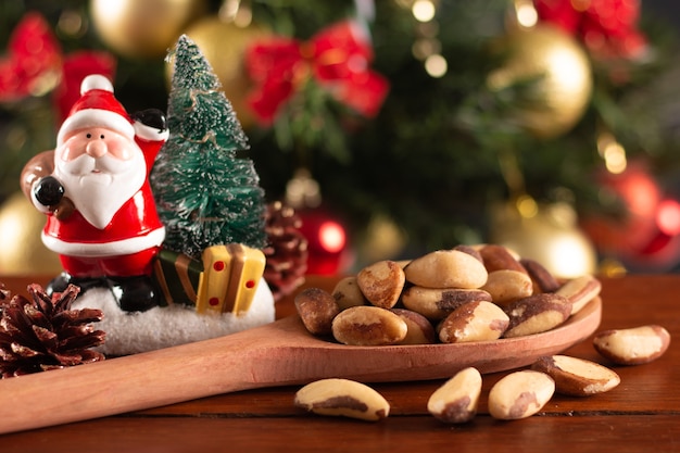 Kastanjes in een houten lepel op een achtergrond van Kerstmis