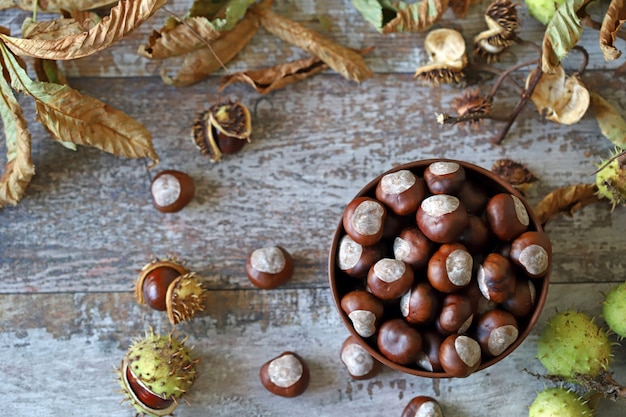 Kastanjes in een kom op een houten tafel