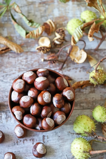 Kastanjes in een kom op een houten tafel