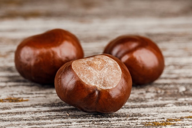 Kastanjes op een oude houten tafel.