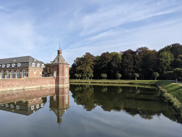 Foto kasteel en rustig meer