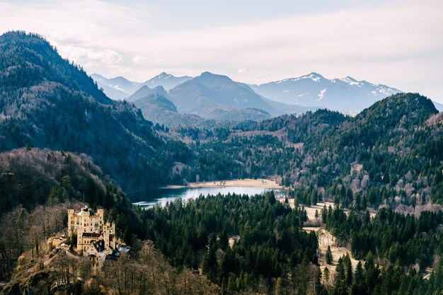 Kasteel hohenschwangau op een berg in de buurt van het uitzicht op het meer van bovenaf