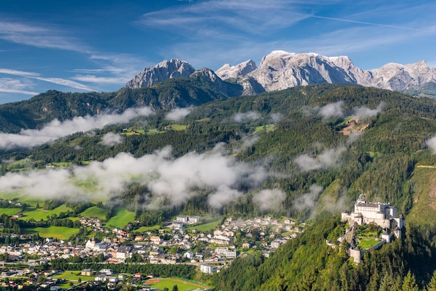 Kasteel Hohenwerfen in Oostenrijk op heuveltop met mistbedekkend dorp