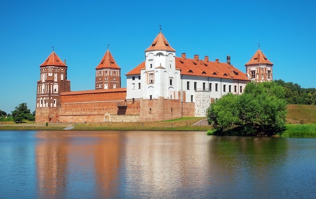 Kasteel in de stad Mir van Wit-Rusland. Middeleeuws kasteel Mir