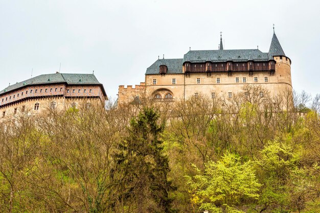 Kasteel Karlstejn staat op een berg