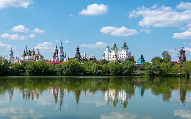 Kasteel kremlin in izmailovo en zijn weerspiegeling in de vijver serebryano-vinogradny in moskou, rusland