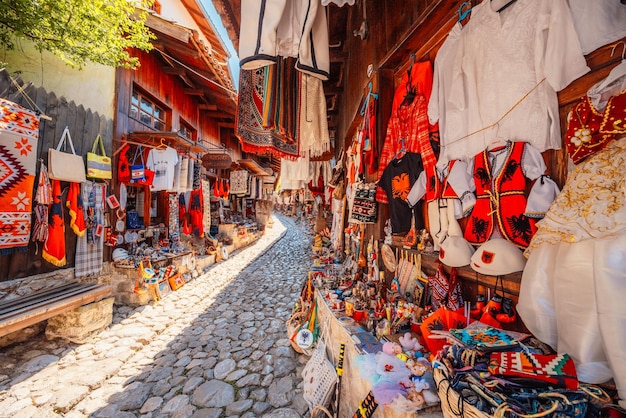 Foto kasteel kruje kruje albanië skanderbeg museum albanië europa oude bazaar met traditionele dingen