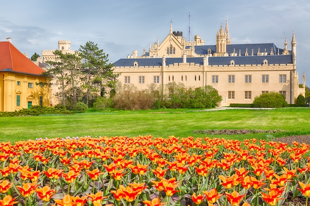 Kasteel Lednice met mooie oranje bloemen in de lente