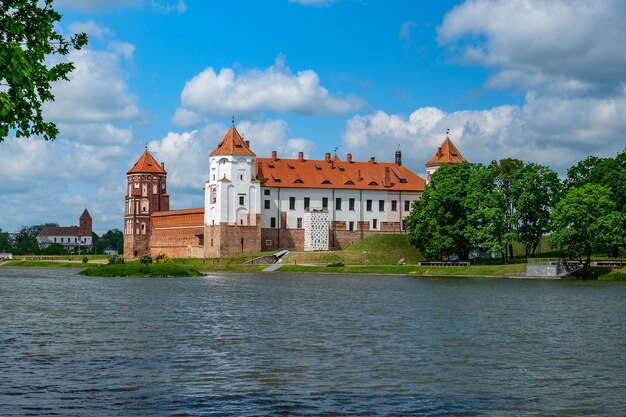 Kasteel Mir in het historische erfgoed van de Minsk-regio van het UNESCO-werelderfgoed van Wit-Rusland