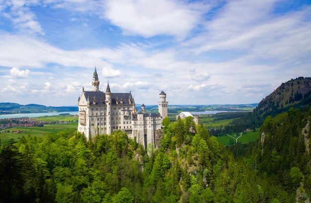 Kasteel Neuschwanstein is een negentiende-eeuws Romaans Revival-paleis op een ruige heuvel