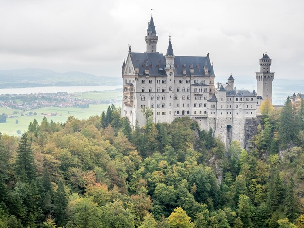 Kasteel Neuschwanstein onder bewolkte hemel