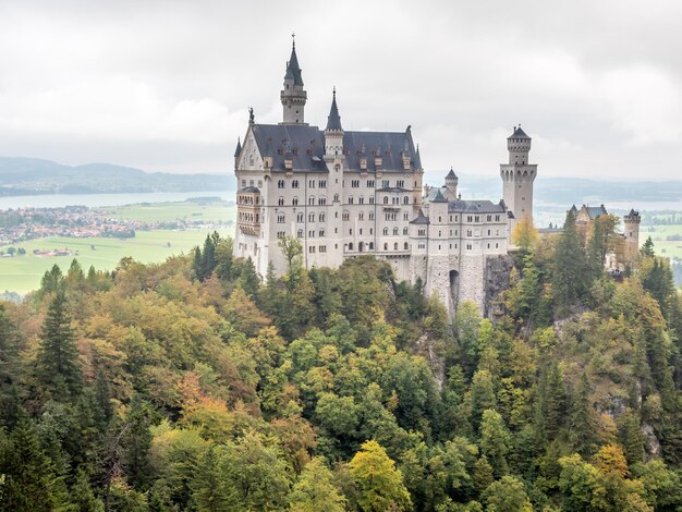 Kasteel Neuschwanstein onder bewolkte hemel