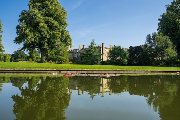 Kasteel omgeven door een tuin met een meer