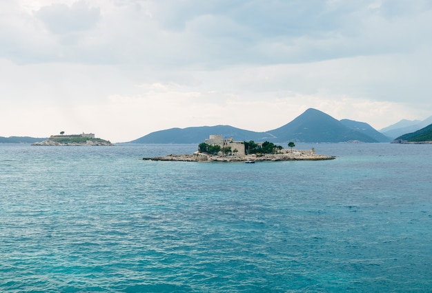 Kasteel op het eiland otocic gospa in de baai van kotor montenegro