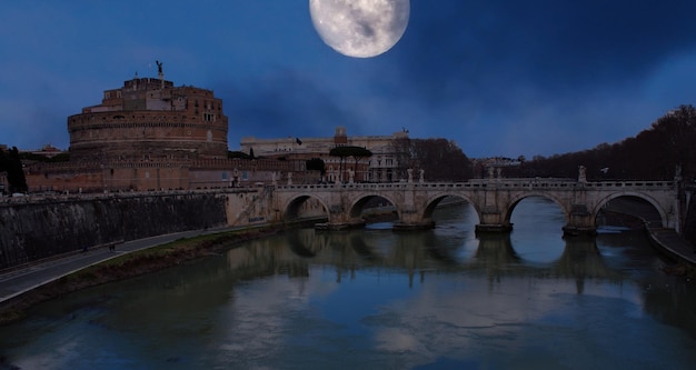 Kasteel Sant'Angelo op maanlicht in Rome, Italië