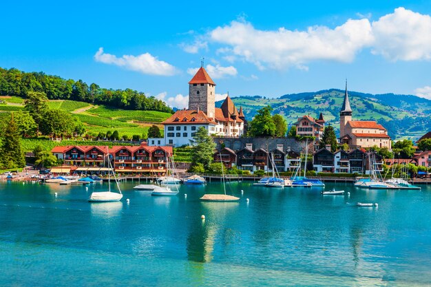 Kasteel schloss spiez in zwitserland