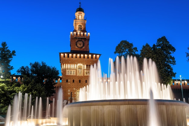 Kasteel Sforza en prachtige fontein 's nachts Milaan Italië