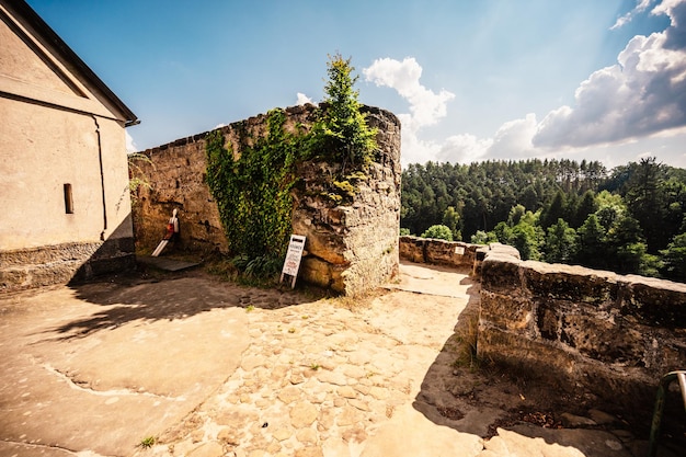 Kasteel Sloup in Noord-Bohemen, Tsjechië Rotskasteel Sloup in het kleine stadje Sloup v Cechach in de regio Liberec, Noord-Bohemen, Tsjechië