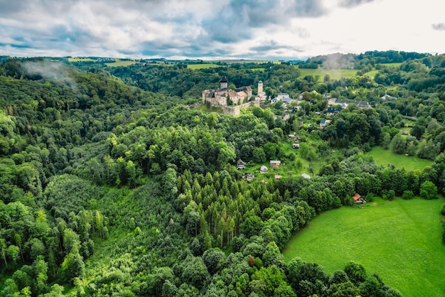 Kasteel Sovinec Eulenburg robuust middeleeuws fort een van de grootste in Moravië Tsjechië Tsjechisch landschap met middeleeuws kasteel