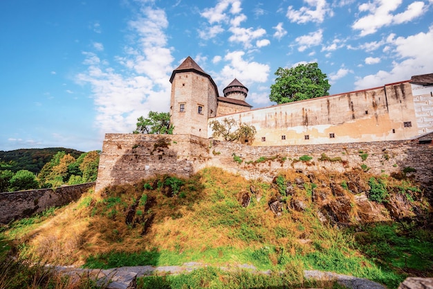 Kasteel Sovinec Eulenburg robuuste middeleeuwse vesting een van de grootste in het landschap van Moravië Tsjechië met middeleeuws kasteel op een rotsachtige heuvel boven een bosvallei