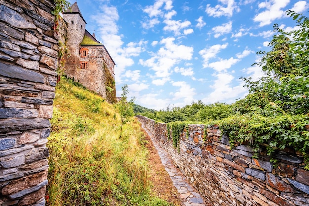 Kasteel Sovinec Eulenburg robuuste middeleeuwse vesting een van de grootste in het landschap van Moravië Tsjechië met middeleeuws kasteel op een rotsachtige heuvel boven een bosvallei