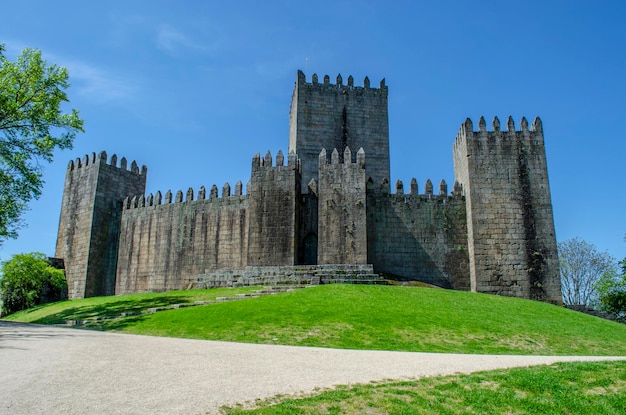 Kasteel van Guimaraes in Portugal op een zonnige dag