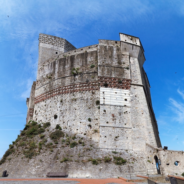 Foto kasteel van lerici op blauwe hemelachtergrond, stad lerici, ligurië, italië, europa, traditioneel italiaans kasteel.