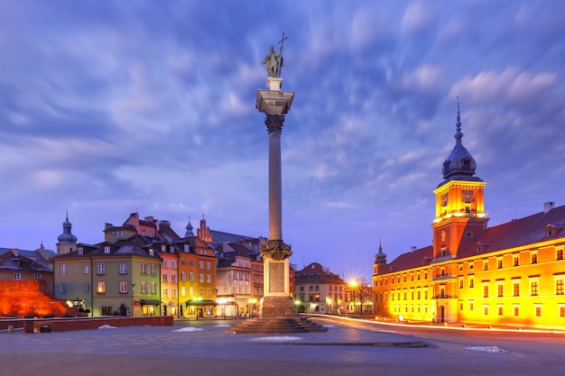 Kasteelplein met koninklijk kasteel, kleurrijke huizen en Sigismund-kolom genaamd Kolumna Zygmunta in de oude stad tijdens het blauwe ochtenduur, Warschau, Polen.