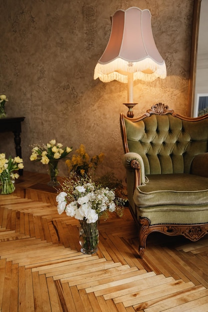 Kastinterieur met antieke fauteuillamp en vaas met boeket bloemen