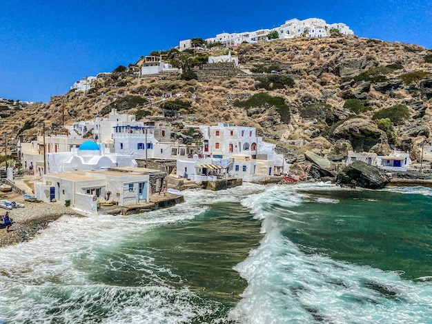 晴れた日のカストロとその小さな港の波 シフノス ギリシャ