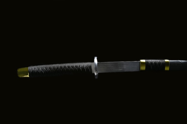 Katana Japans zwaard op een zwarte achtergrond