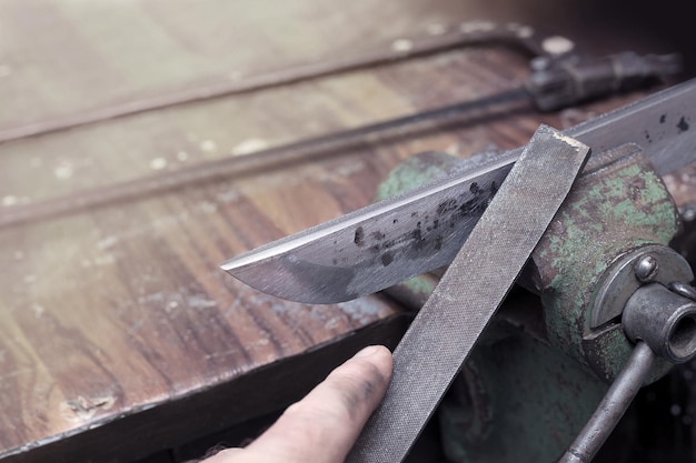 Katana sword rasp grindering Blade fixed in the steel clamp