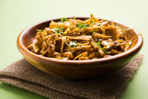 Kathal, Fanas ki Sukhi Sabzi of Bhaji bekend als Pittig Jackfruit droog Groenterecept, geserveerd in een witte kom op een humeurige achtergrond. Selectieve focus