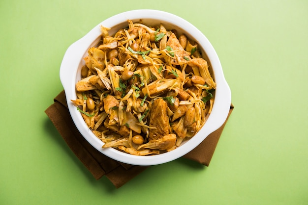 Kathal, Fanas ki Sukhi Sabzi of Bhaji bekend als Pittig Jackfruit droog Groenterecept, geserveerd in een witte kom op een humeurige achtergrond. Selectieve focus