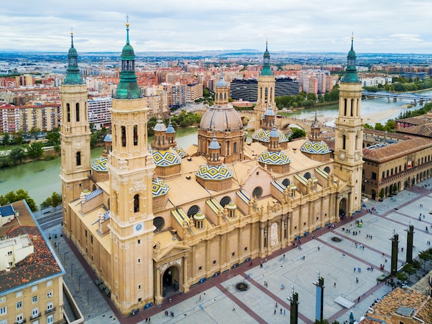 Kathedraal Basiliek van Onze-Lieve-Vrouw van de Pijler luchtfoto panoramisch uitzicht, stad Zaragoza in de regio Aragon in Spanje