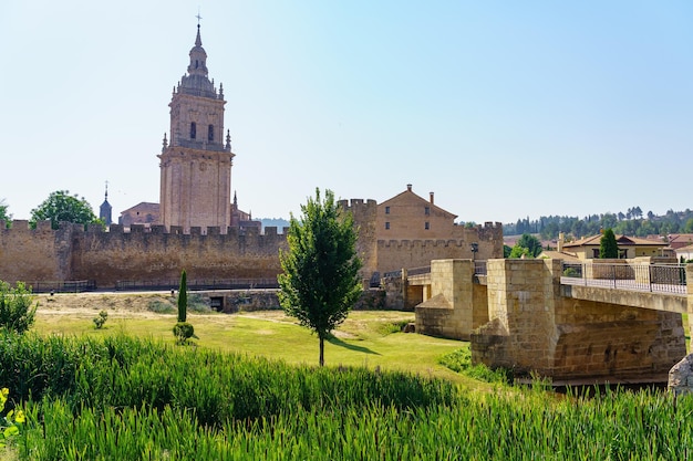 Kathedraal en muur van de middeleeuwse stad burgo de osma in soria, spanje