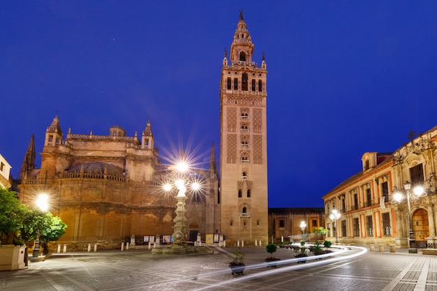 Kathedraal Giralda en Sevilla bij nacht, Spanje