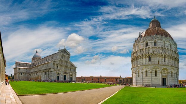 Kathedraal in Pisa Toscane Italië plein met paden gras en toeristen en prachtige hemel