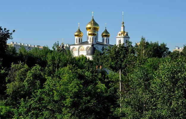 Kathedraal van de Hemelvaart van de Heilige Maagd Maria in de vroege zomerochtend Dmitrov