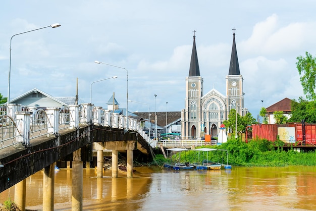 Kathedraal van de Onbevlekte Ontvangenis met Niramon-brug in Chanthaburi in Thailand