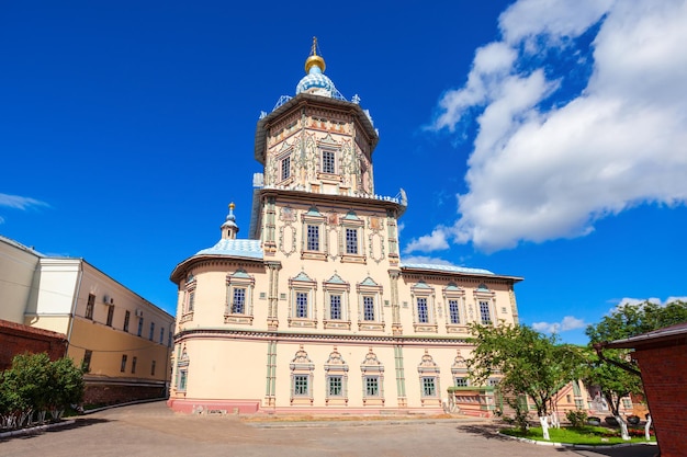 Kathedraal van de sint-apostelen peter en paul (petropavlovsky-kathedraal) is een russisch-orthodoxe kerk in kazan, de republiek tatarstan van rusland.