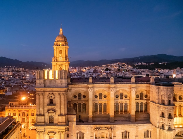 Kathedraal van Malaga 's nachts in de kersttijd.