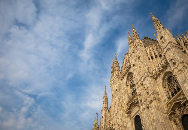 Kathedraal van Milaan (Duomo di Milano) met kopie ruimte voor tekst. Blauwe hemelachtergrond en zonsonderganglicht.