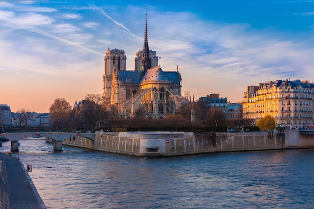 Kathedraal van Notre Dame de Paris bij zonsondergang Frankrijk