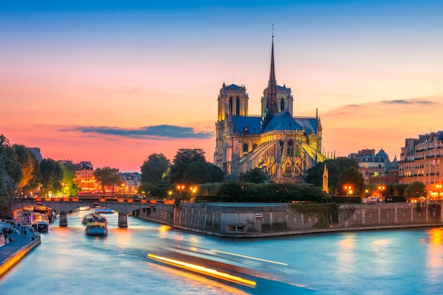 Kathedraal van Notre Dame de Paris bij zonsondergang Frankrijk